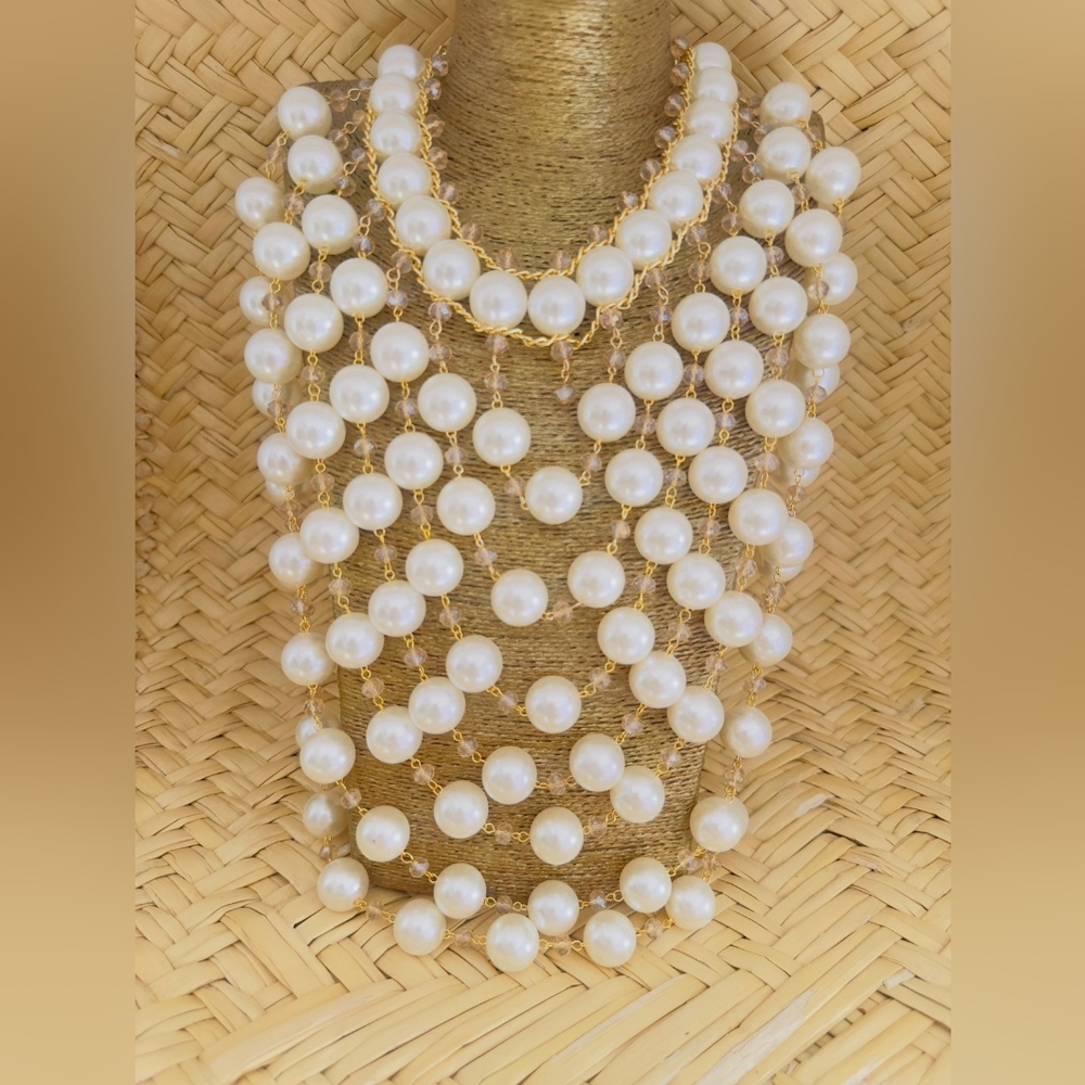 Luxurious Pearl and Gold Necklace